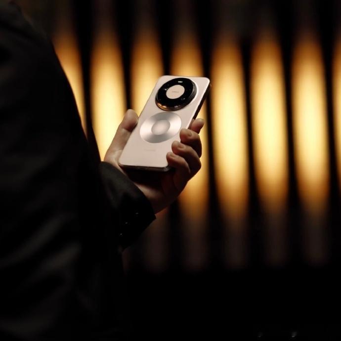 看样子是确定Mate80系列pro＋要改名pro max，那就有个问题，为什么改