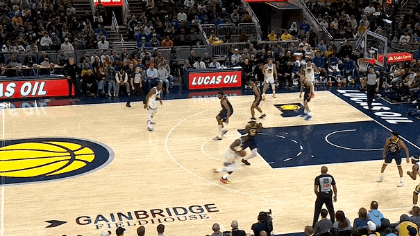 准压哨上篮！巴特勒真是不难不进！
在今天NBA常规赛勇士对阵步行者的第三节比赛最