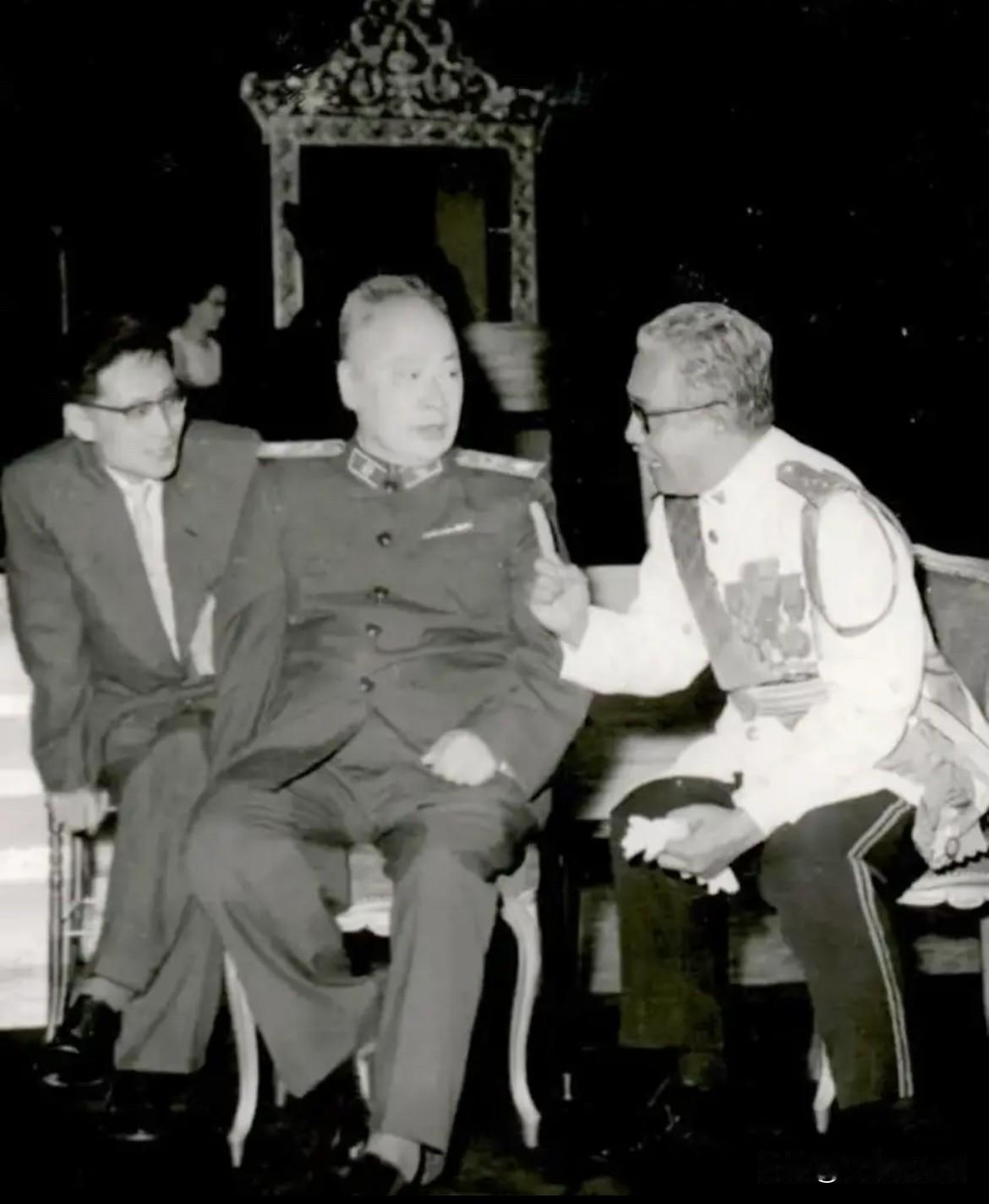 1964年11月8日至13日，时任国务院副总理兼外交部长陈毅元帅率中国政府代表团