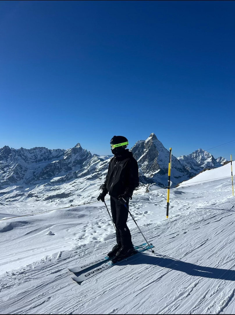 尼格买提差点以为滑雪场开板了尼格买提仿佛接了滑雪综艺尼格买提趣味玩梗官宣新综，雪