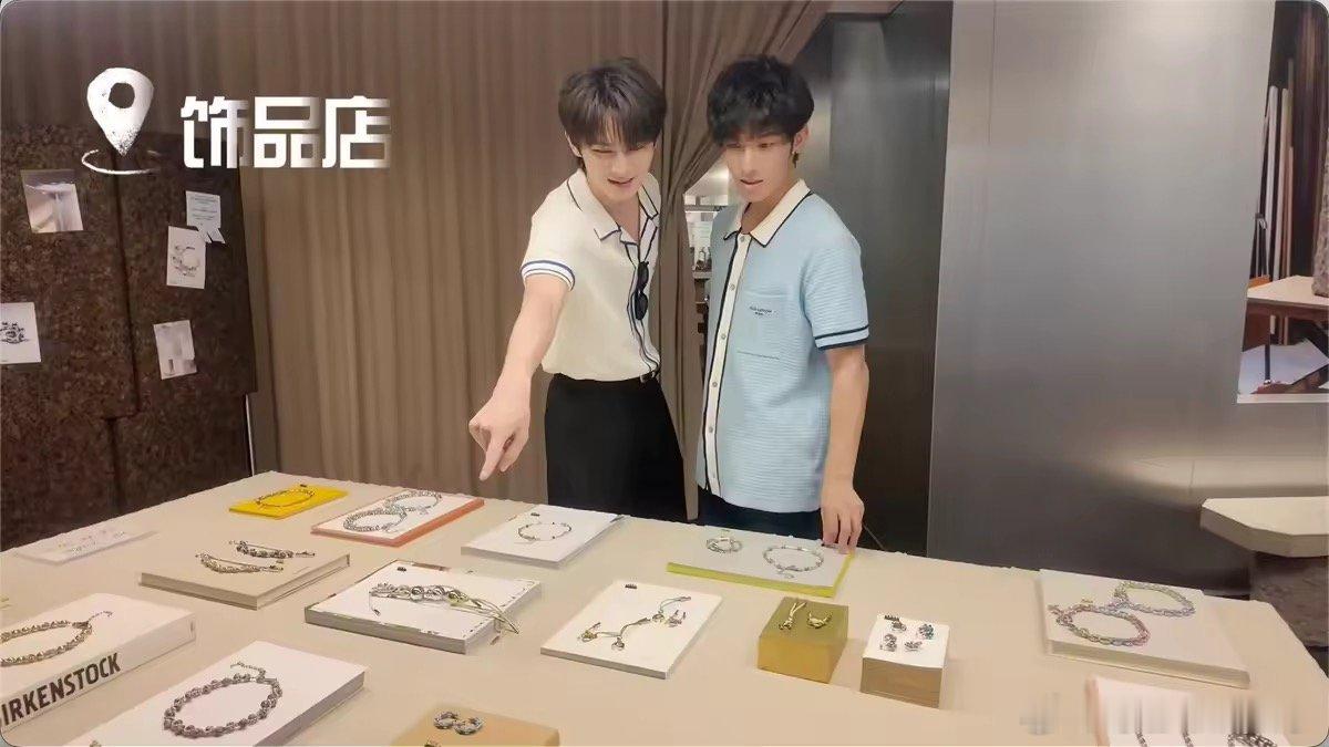 何昶希巴黎迷路何昶希给何衍朝买礼物谁能想到迷路的背后是满心偏爱，何昶希记着何衍朝