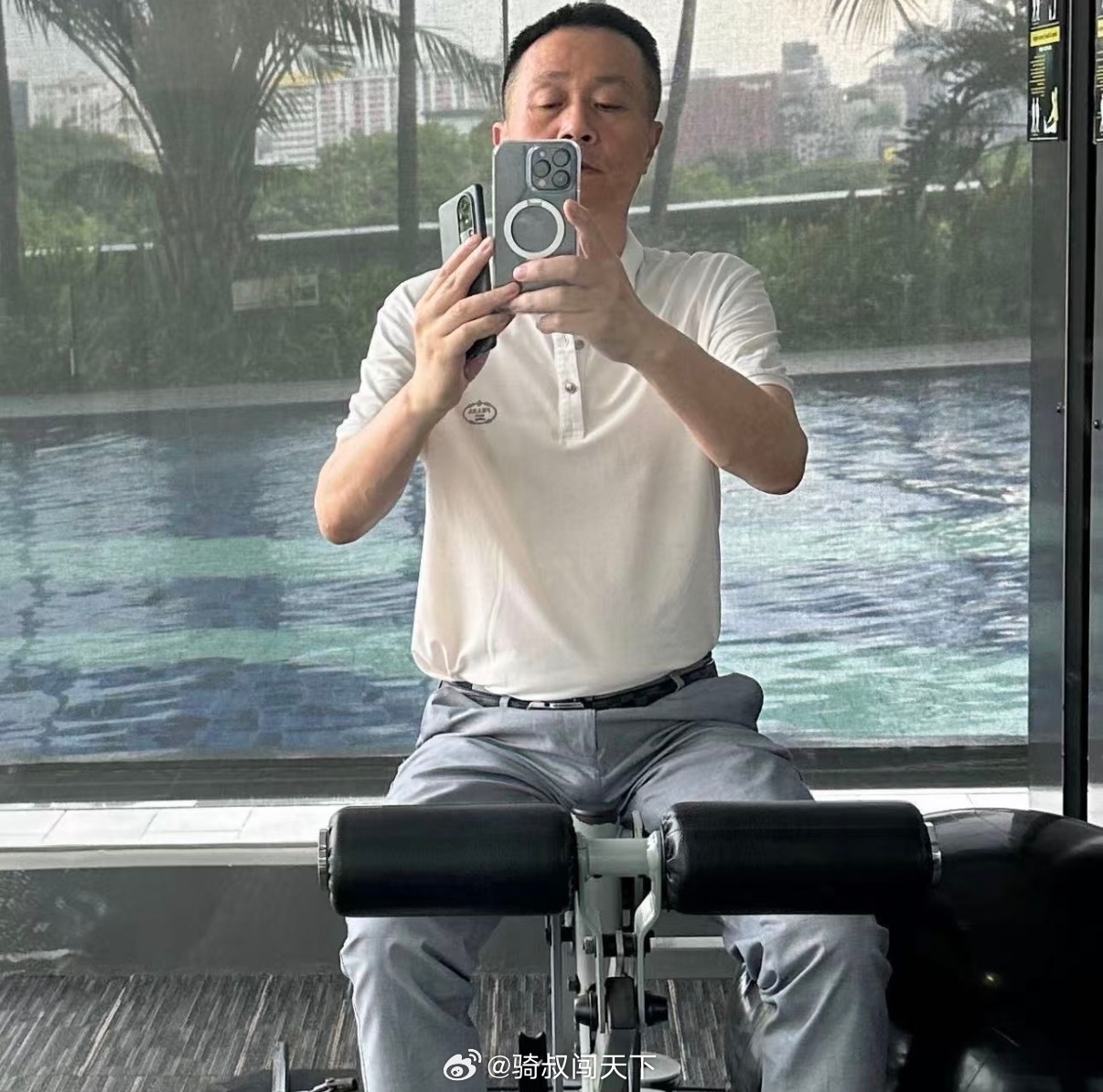 官方通报西安赛格商场一男子坠楼西安赛格又出事了，又有人跳了。说实话，看到消息那一