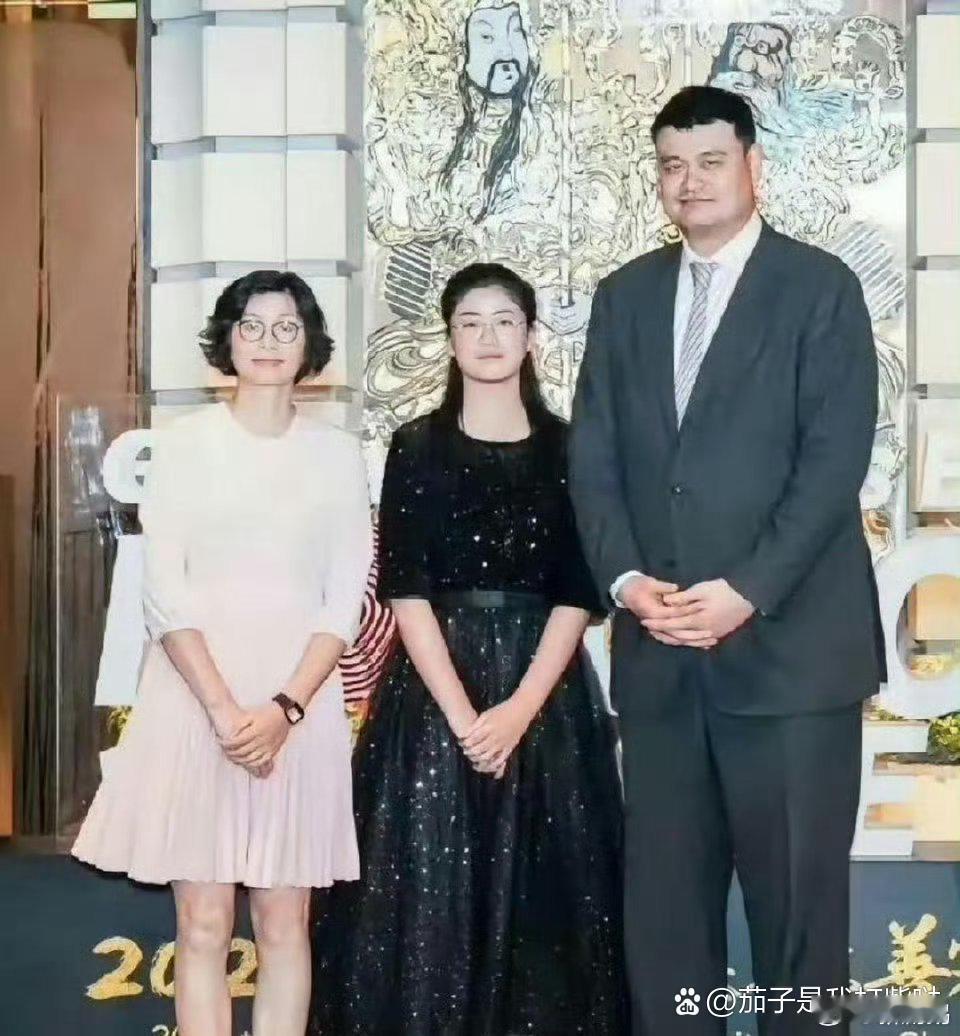 姚明为14岁女儿的身高担忧，快逼近190cm，貌似妈妈的基因不管用了。 