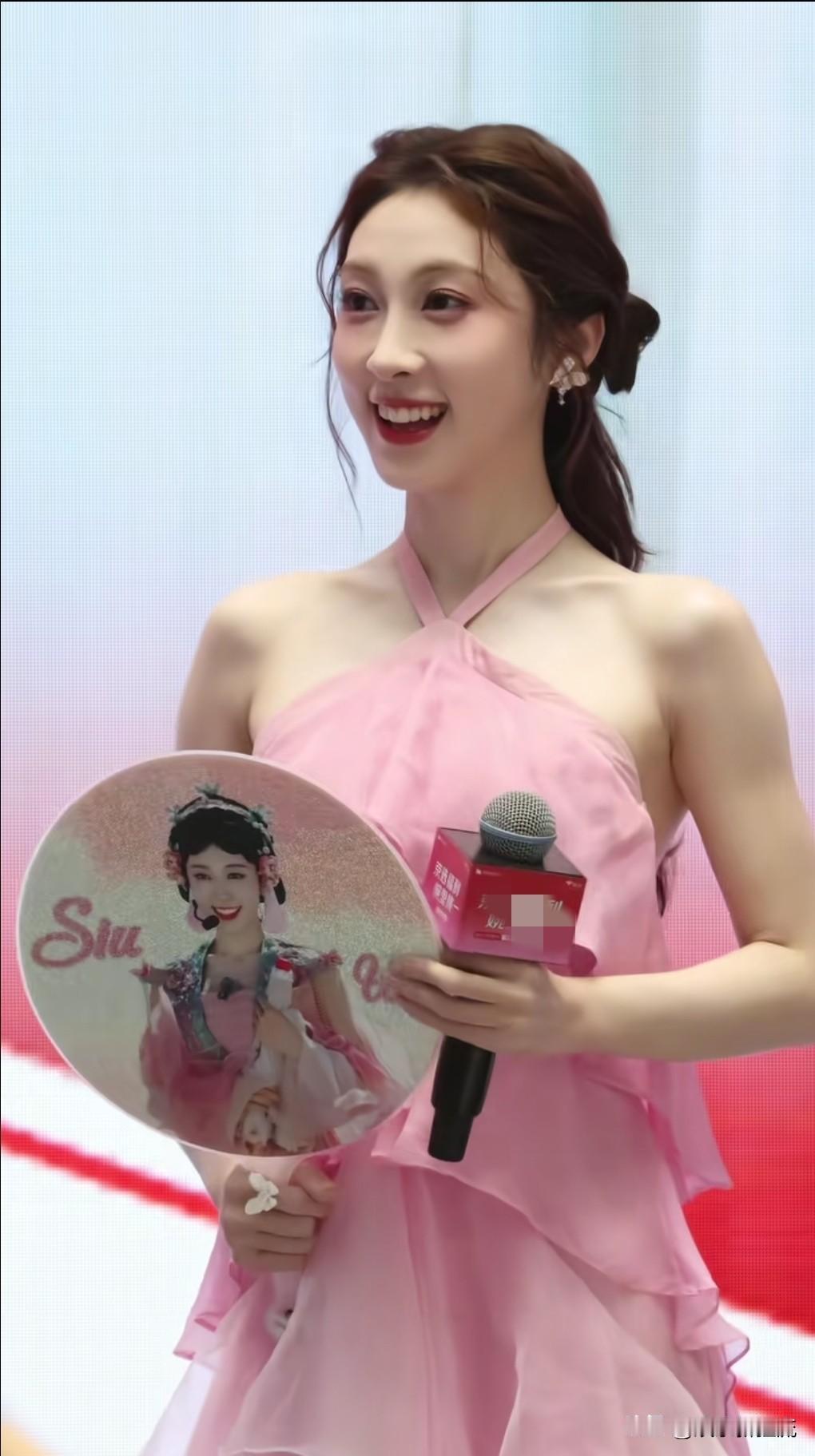 近日张小婉在广州参加线下活动，生图被网友曝光，引来观众们纷纷讨论，可见张小婉真人