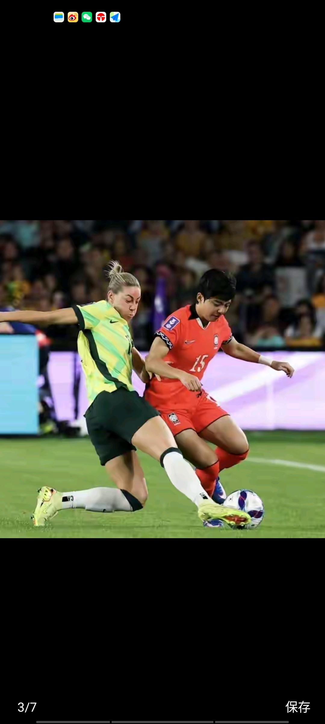 身材瘦小的朝鲜女足在0比2落后的局面下，向澳大利亚队发起了猛烈进攻，在禁区内外多