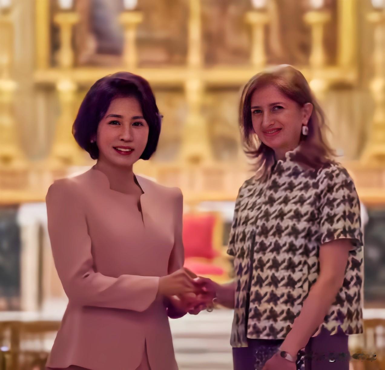 原来这是意大利第一女儿啊！意大利总统在迎接韩国总统夫妇时出现的这位穿方格上衣的美