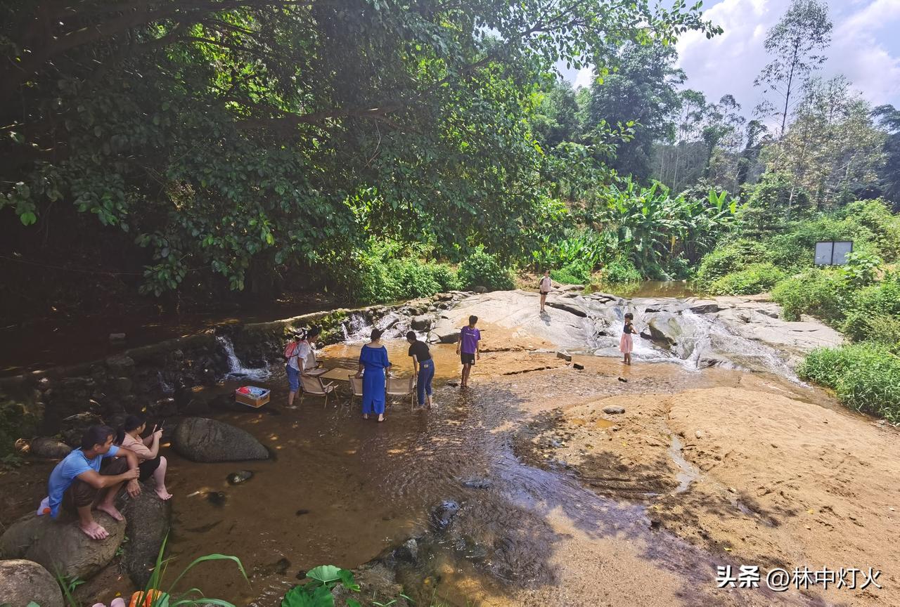 兴业县山心镇附近一处野餐玩水的好地方。
这里真是玩水的绝佳去处！一块巨石横卧溪中
