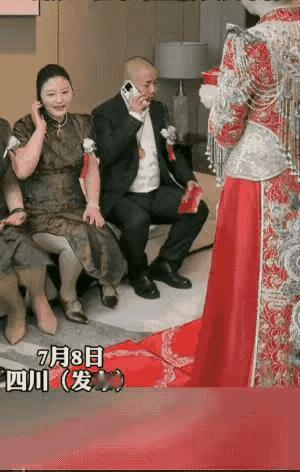 这对公婆是怎么回事？娶儿媳妇的大喜日子，儿媳进门给公婆敬茶，这对公婆，不接儿媳敬