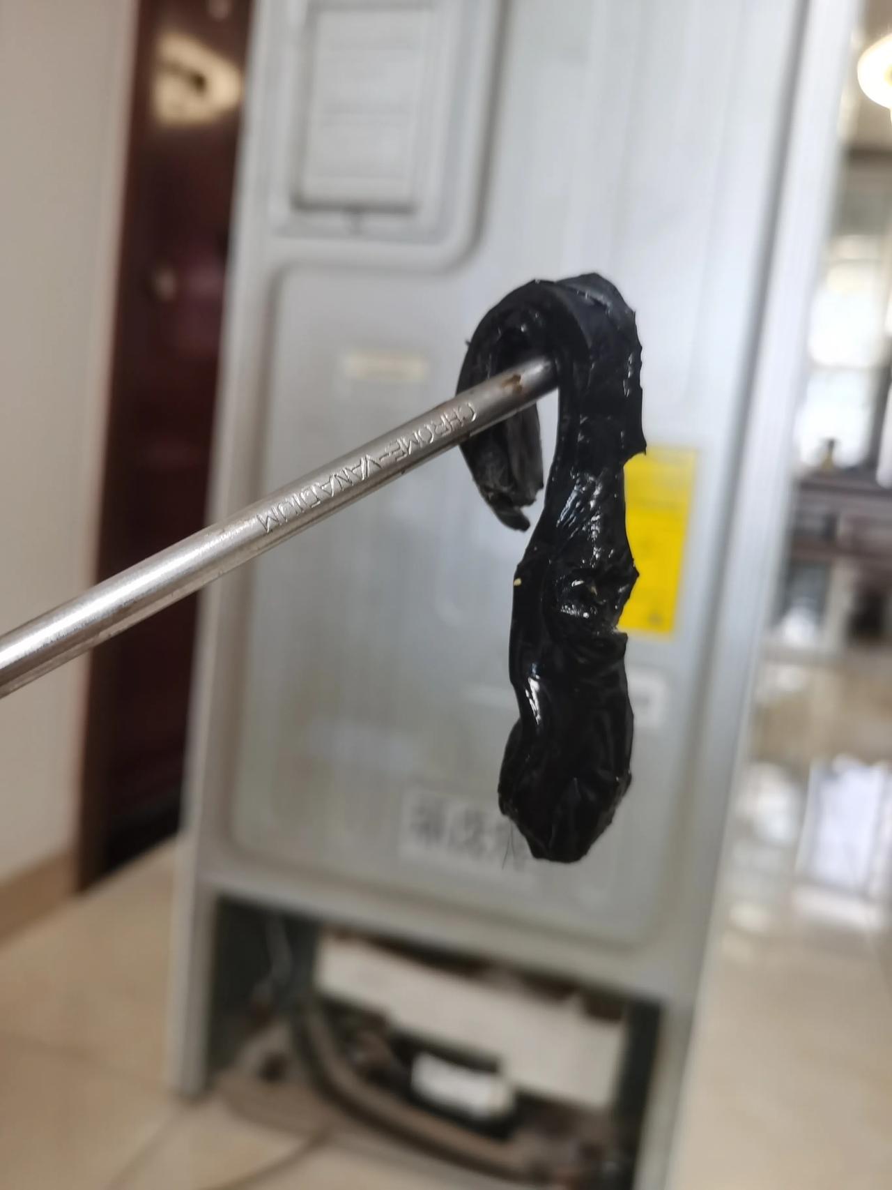 冰箱底部掉下一块黑色的东西，像油又不是油，有点粘。掉出的位置在后盖右下方。
冰箱