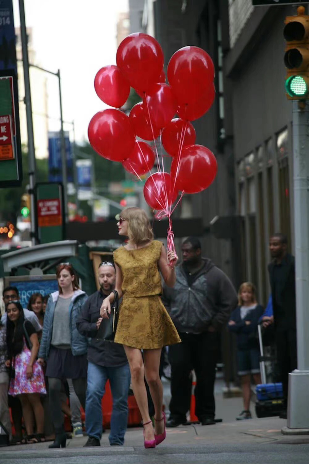 读到《这世界很好，但你也不差》里一句很治愈的话：“生活中有四件事可以改变你，爱、