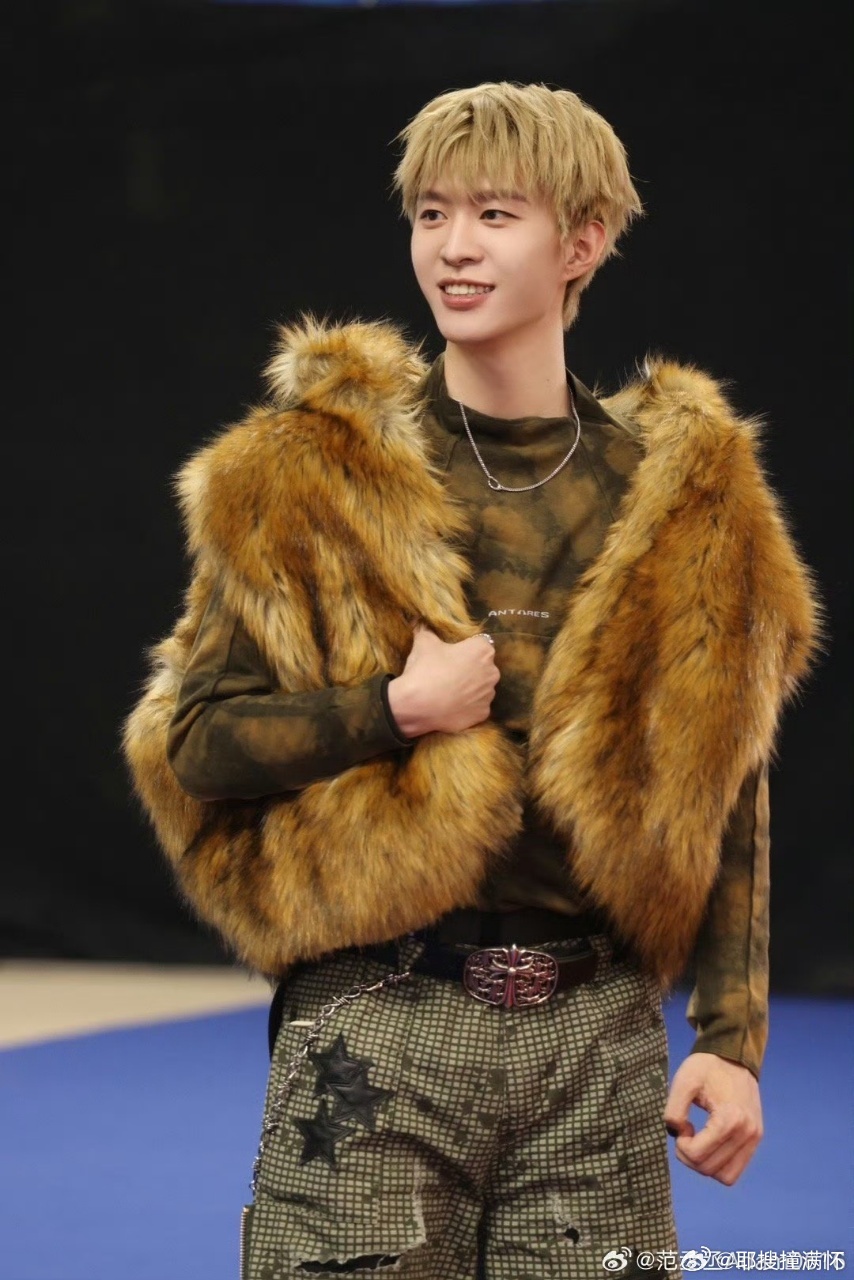 给范丞丞一个苗子还你一个摇子范丞丞来宇闪当摇子范丞丞在《宇闪》也太放得开了吧！不