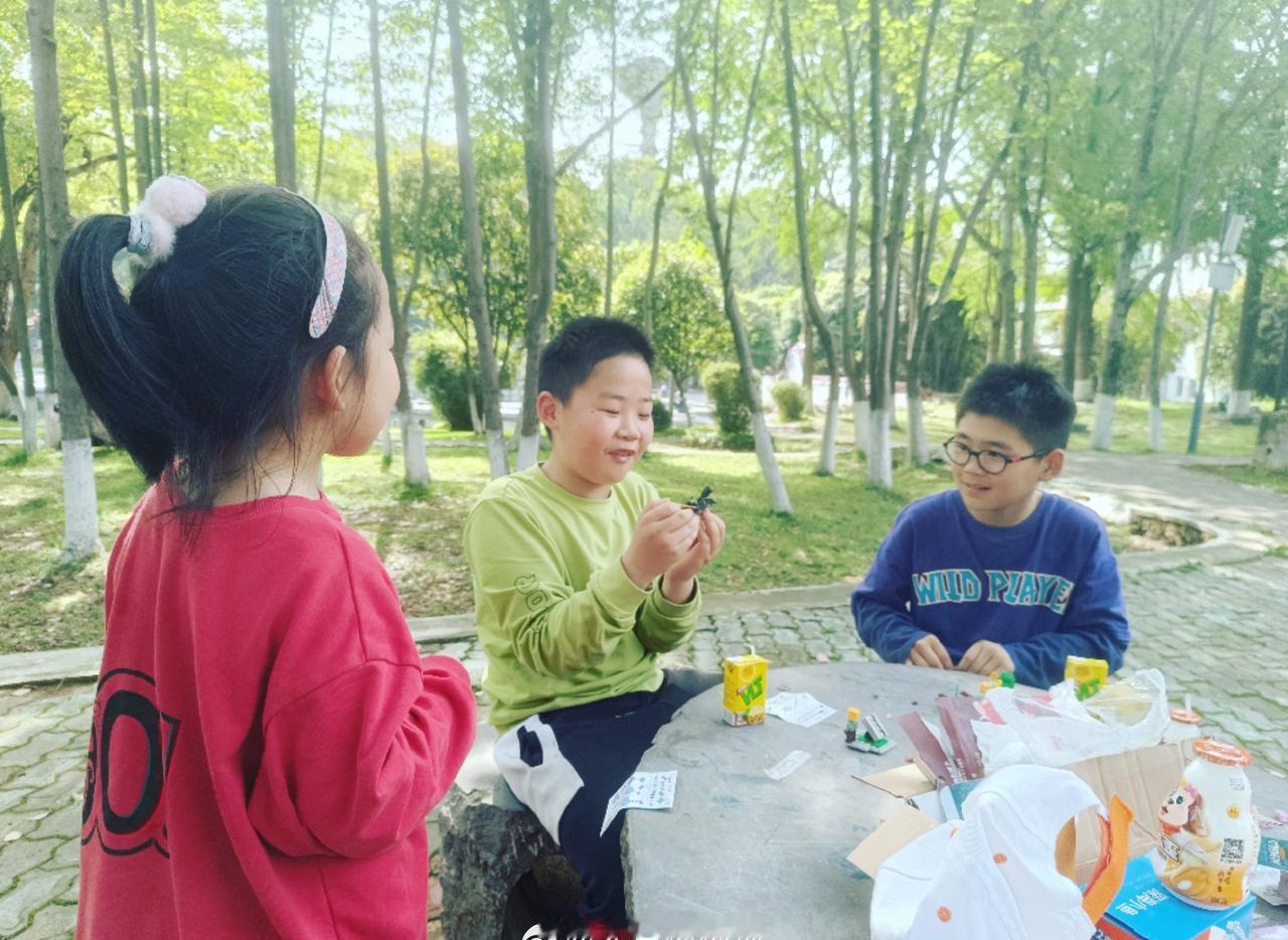 也不知道武汉的天气在急什么，昨天凌晨暴雨大风到下午给人劈头盖脸地浇，今天白天急赤