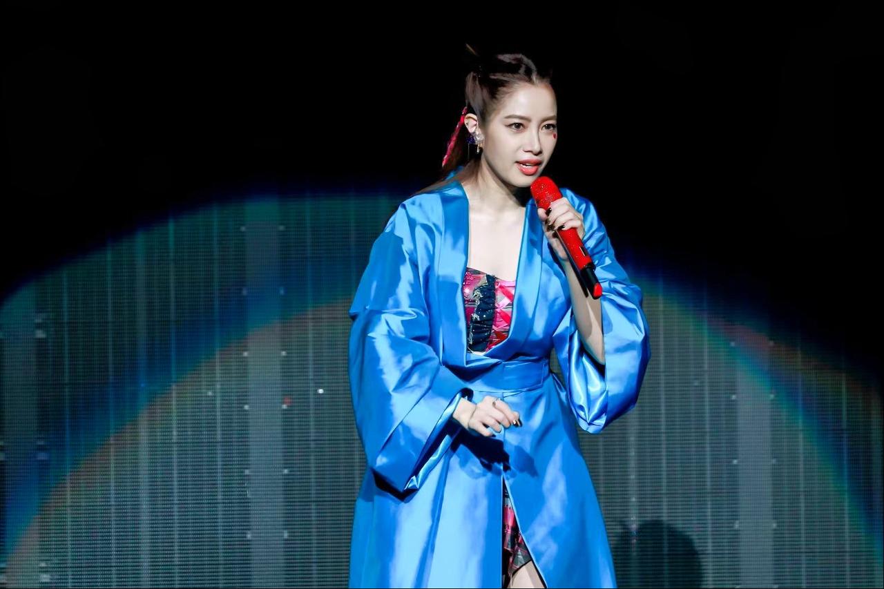 徐怀钰上海演唱会，轻松唱哭全场！真不敢想她都已经47岁了，看上去顶多才30多岁，