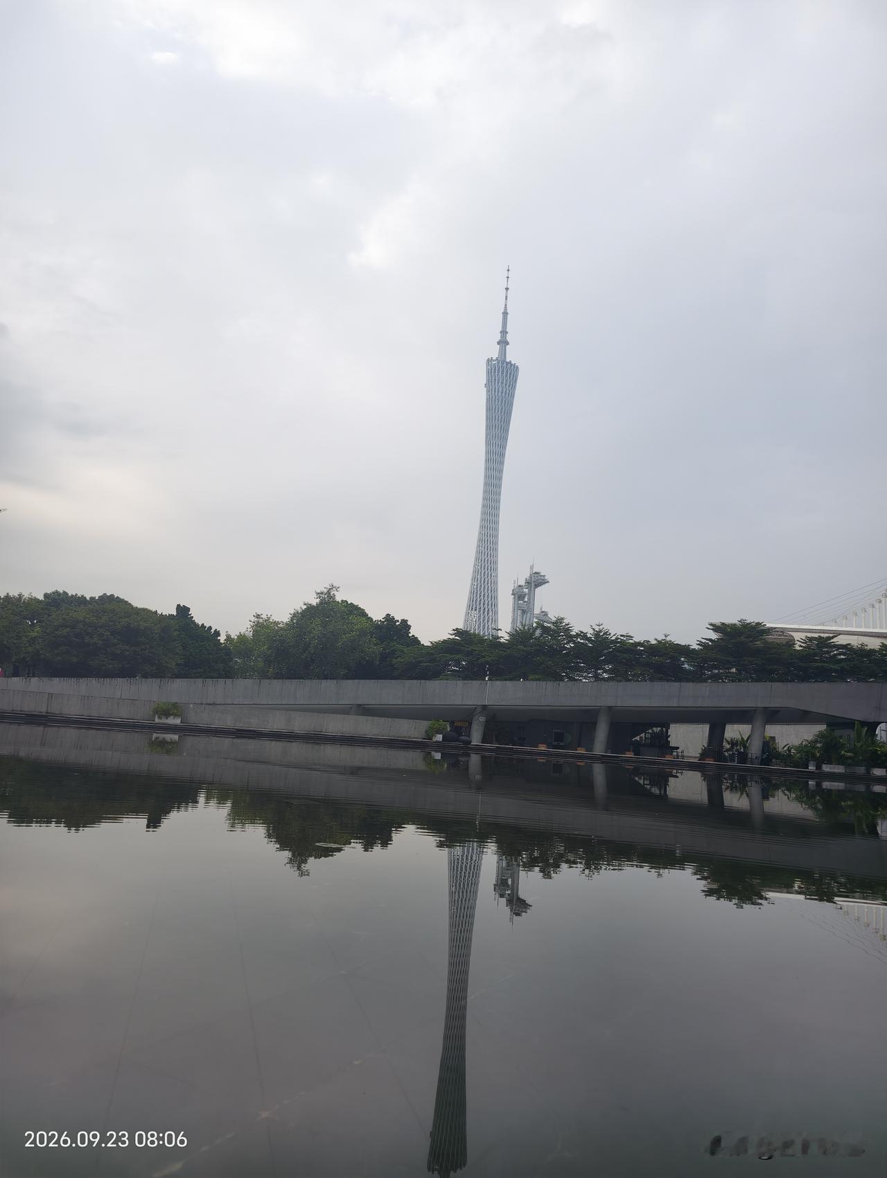 上周专门挑了晴天去刷广州塔，傍晚六点多到的，刚好赶上白天到黑夜的渐变时刻。
站在