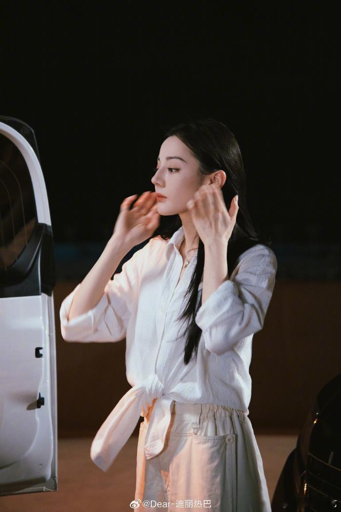 迪丽热巴新剧纯墓风太敢了，聂九罗和贺思慕的首次碰面选在墓地，前一秒还在吐槽地点阴