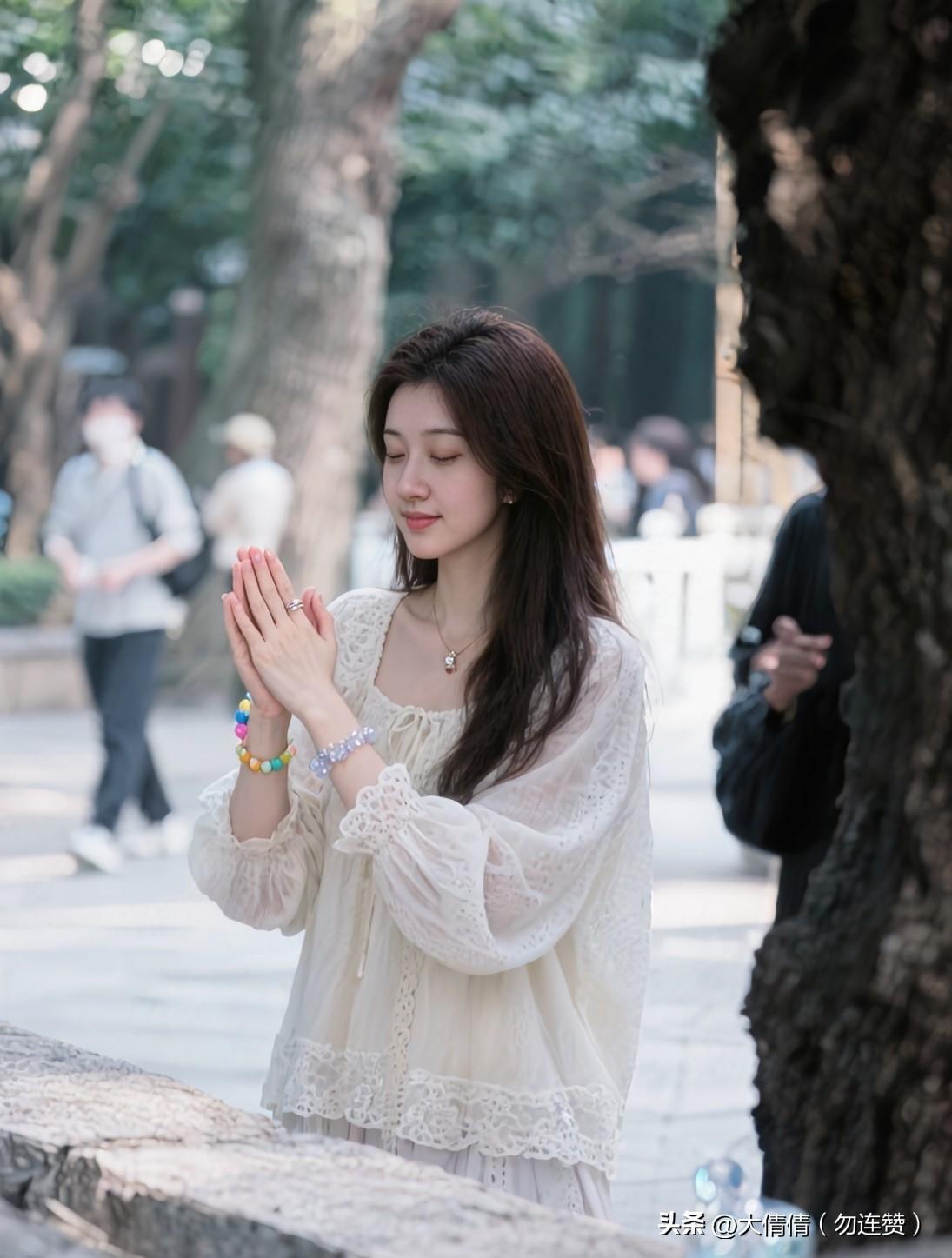 上班到了一定年纪，
职场最舒服的状态，
不是争名夺利，
而是不内耗、不讨好、不纠