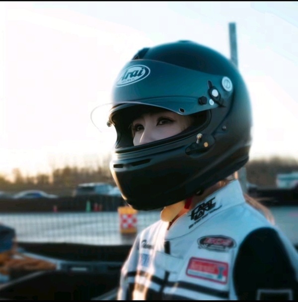 白鹿穿赛车服太帅了吧 甚至还学会了开赛车！好棒👍🏻 