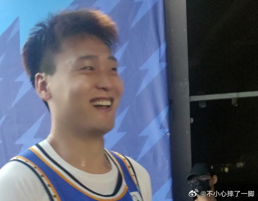 赵睿微笑我刷到了北京球迷在球员通道让赵睿滚蛋，然后赵睿微笑回应，他也不是发挥最差
