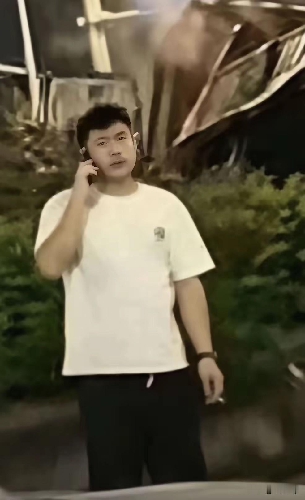 广东佛山那辆白色本田司机，他没有去关心受伤人员，却是不慌不忙的下车又是打电话又是