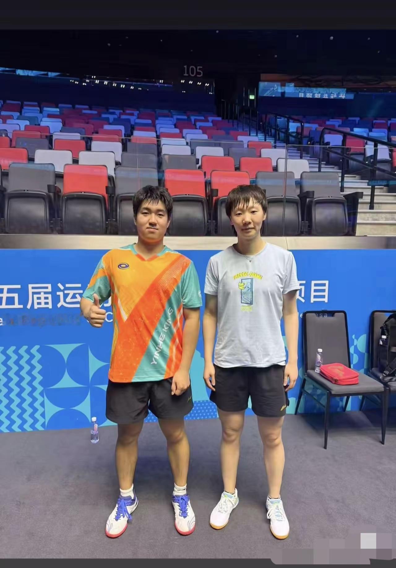 曼昱和陪练的合影来了！
全运会乒乓球项目今天就要开打，在澳门进行适应性训练的曼昱