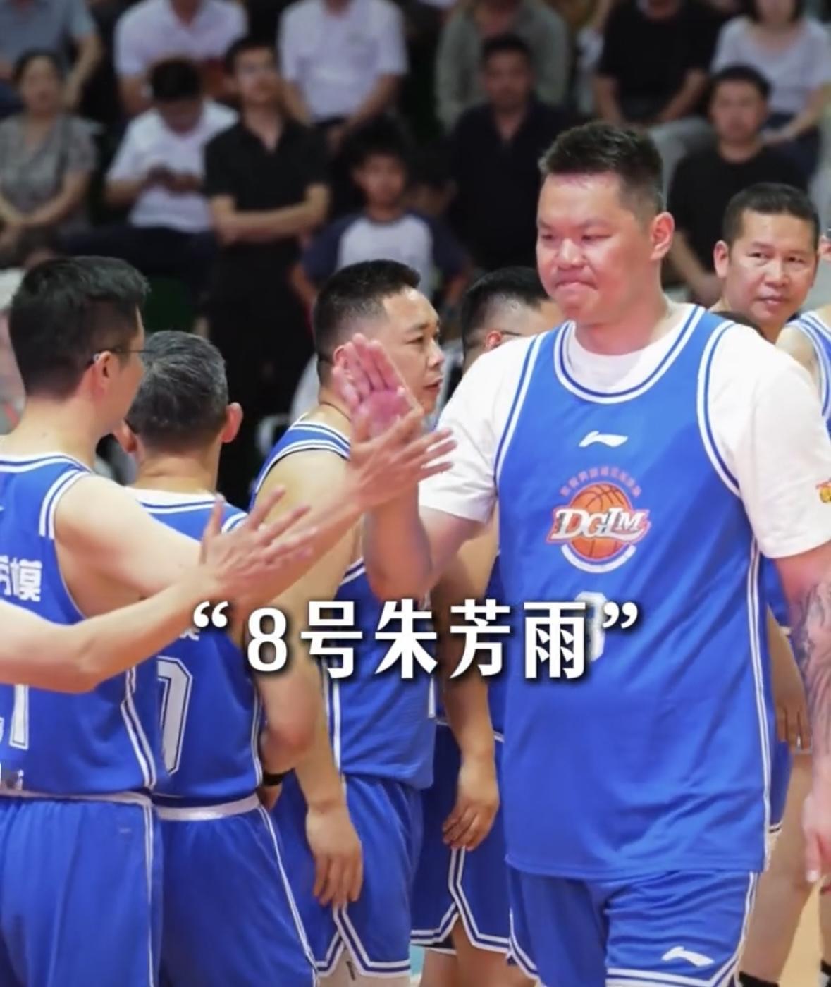 近日，前广东宏远男篮总经理朱芳雨现身陕西岚皋村BA！
身披东莞男篮8号战袍登场，