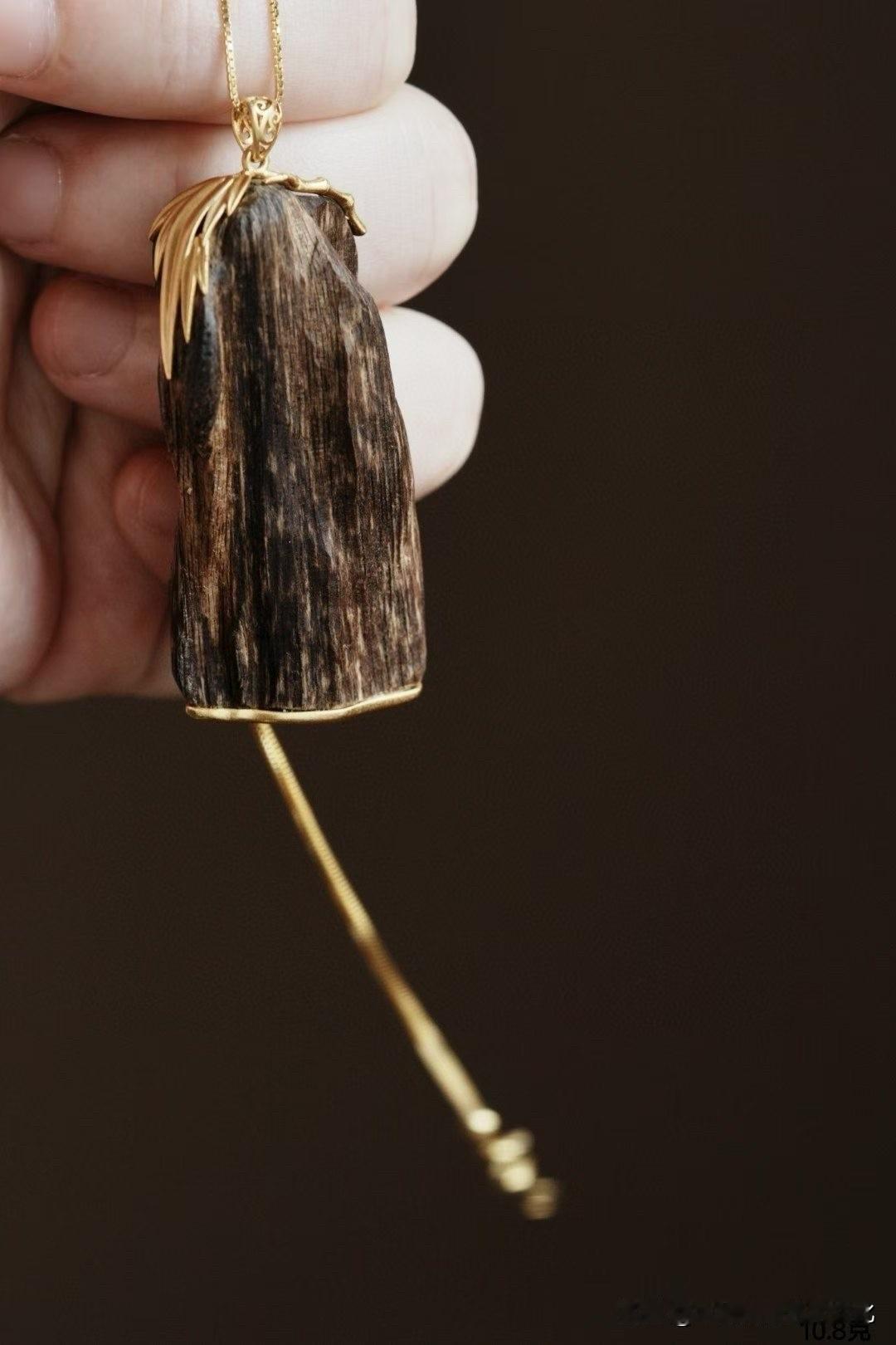 达拉干沉香｜竹节素牌

有些东西，越简单，越难得。

这一枚，不雕不饰，只顺着原