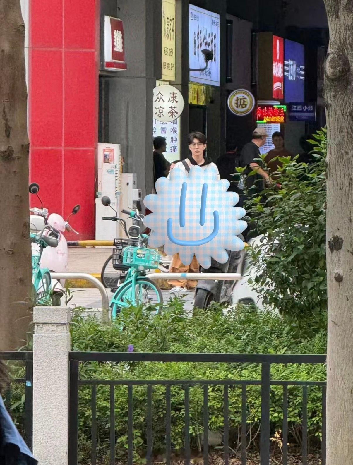 范丞丞绝命循环佛山拍摄路透佛山偶遇范丞丞拍戏 丞丞拍摄顺利呀～ 