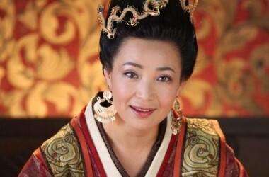 公元前180年七月的一个夜晚，长安未央宫里，一代女主吕雉躺在病榻上，气若游丝。她