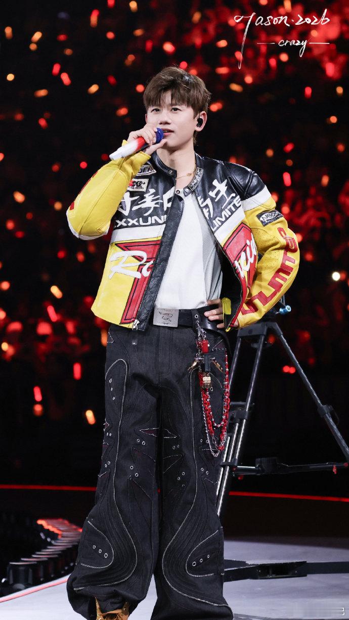 张杰在我面前唱了过云雨 张杰未live巡回演唱会听张杰唱《过云雨》，距离近到能看