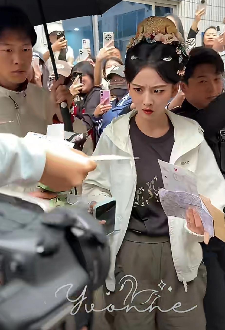 宋祖儿拍戏结束出来时，门口有很多她的粉丝，有给她自己写的信，也有送礼物的，都希望