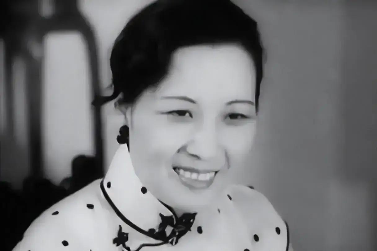 1938年，一位戴着墨镜的女子在上海街头疯狂飙车，被交警拦截后，一枪将对方击毙，