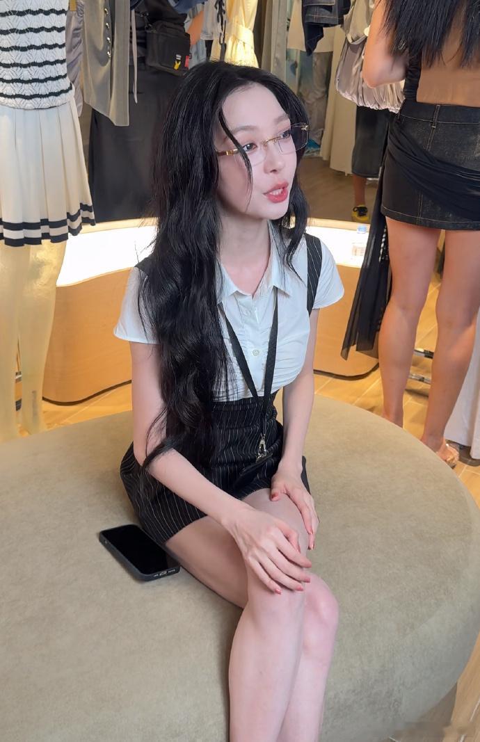 易梦玲现实模样太惊人！超瘦身材，本就觉姐姐美，见了真人更被惊艳，这颜值绝了！ ​