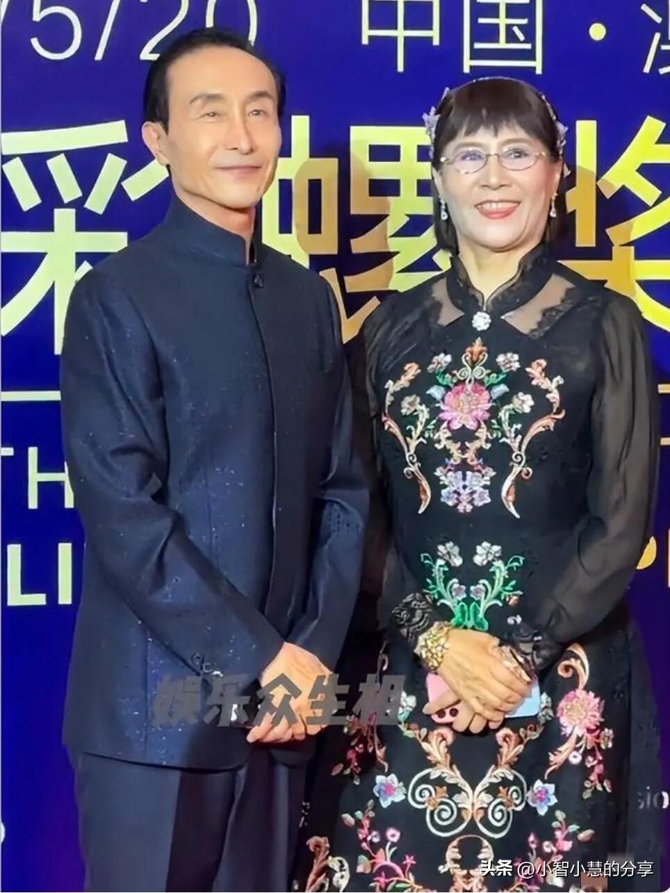 巩汉林和妻子金珠的合影真接地气，特别是他的老婆穿搭就跟普通中老年人一样，花花绿绿