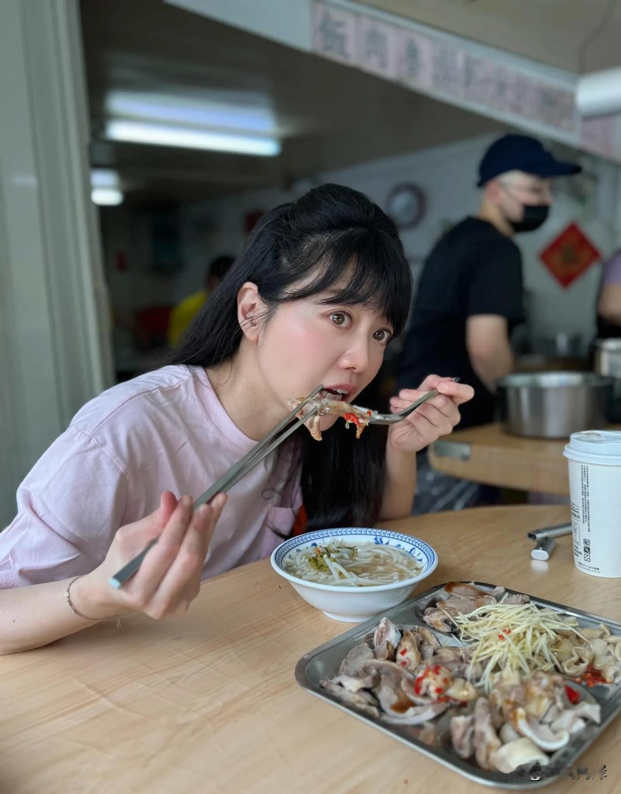 台风袭击全台各地，高嘉瑜还是吃货一个。