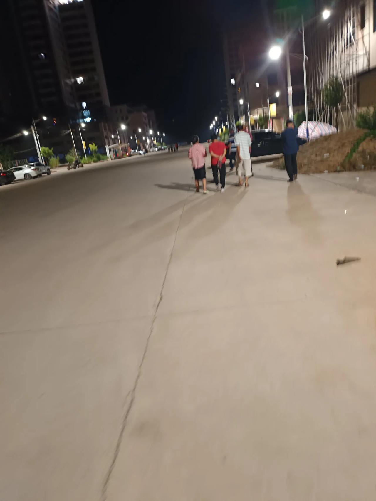 我观察到男人和女人的区别。先讲男生，他们喜欢和三五知己聚在一起聊天，一瓶啤酒，几