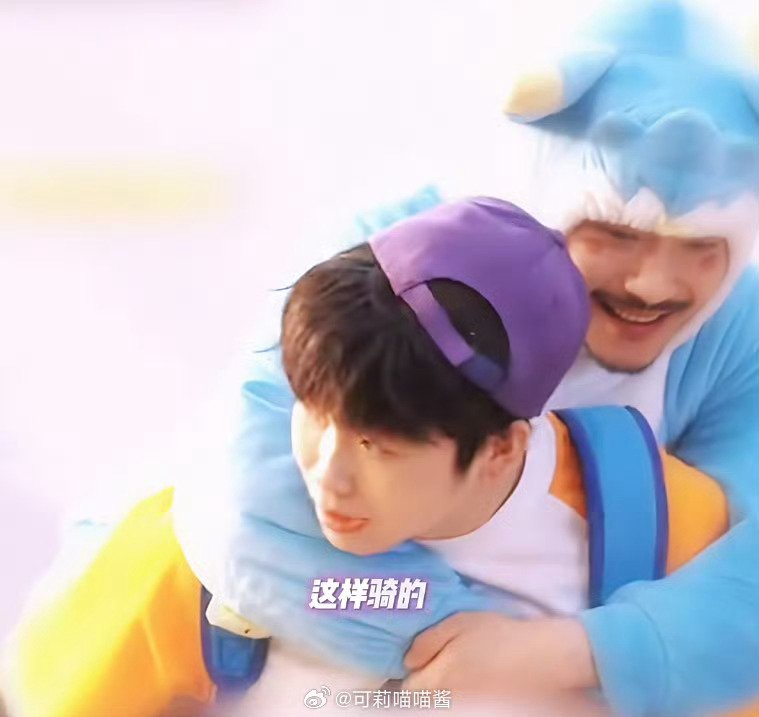 洛克王国拍喜人舞台剧喜人版洛克王国上学记 舞台剧和游戏结合起来就比较有味道了，会