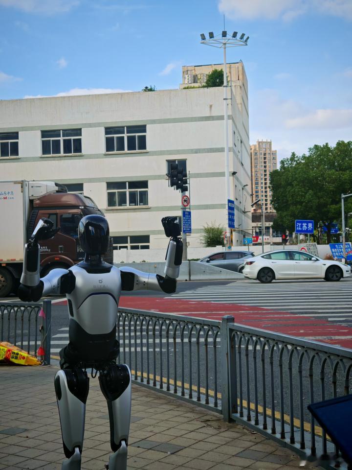 智元远征A2完成全球首次人形机器人百公里跨省行走，获吉尼斯世界纪录认证近日，智元