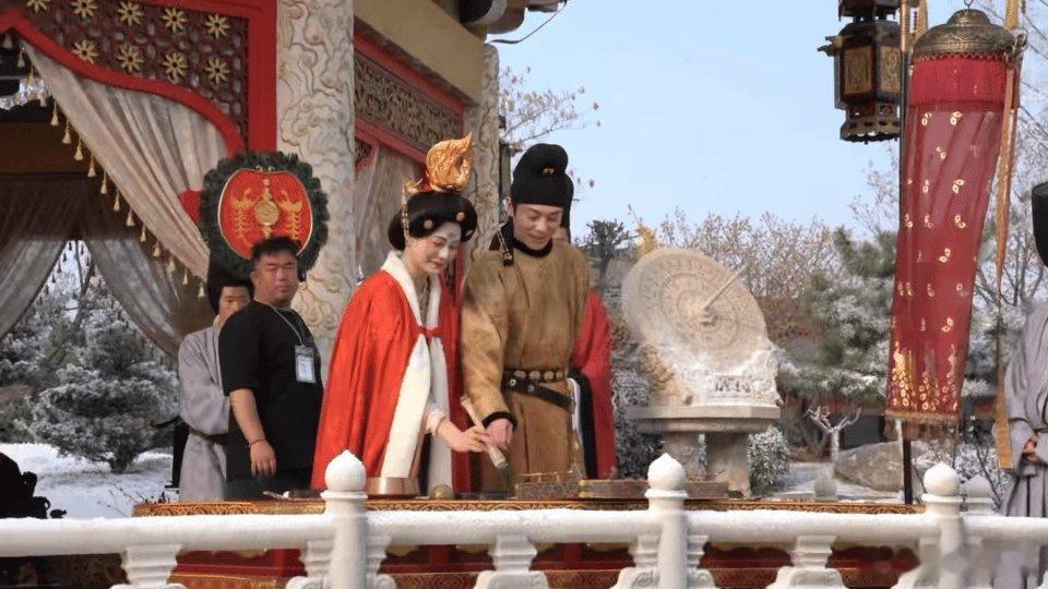 沈梦辰上一秒端庄下一秒破功锦绣剧组幕后太有梗了！沈梦辰摆淑妃端庄pose，摆着摆