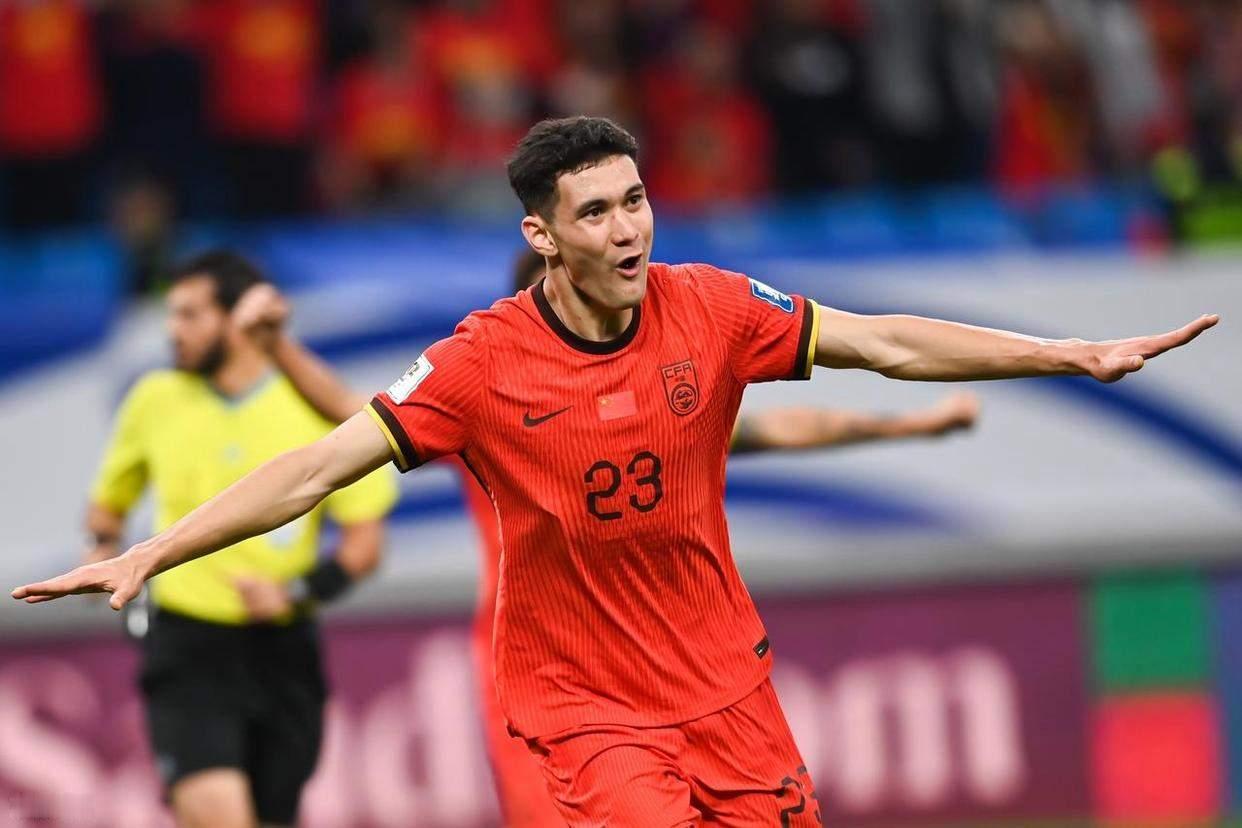 其实U22和国家队都把拜合拉木用错了，最适合拜合拉木的位置不是前锋，边前卫，后腰