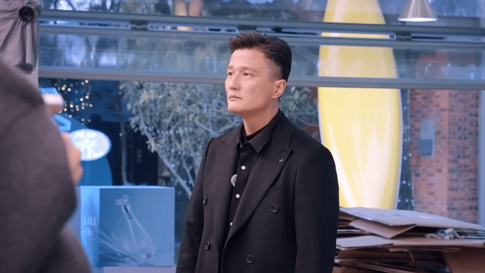 尹子维在风华合伙人里的压迫感 尹子维风华合伙人气场严肃控场瞬间抓住眼球，气场全开