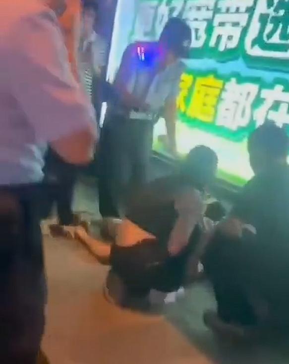 徐州留学生插队吐口水被市民制止，根据介绍，事情发生在6月9日晚上，这两名外籍留学