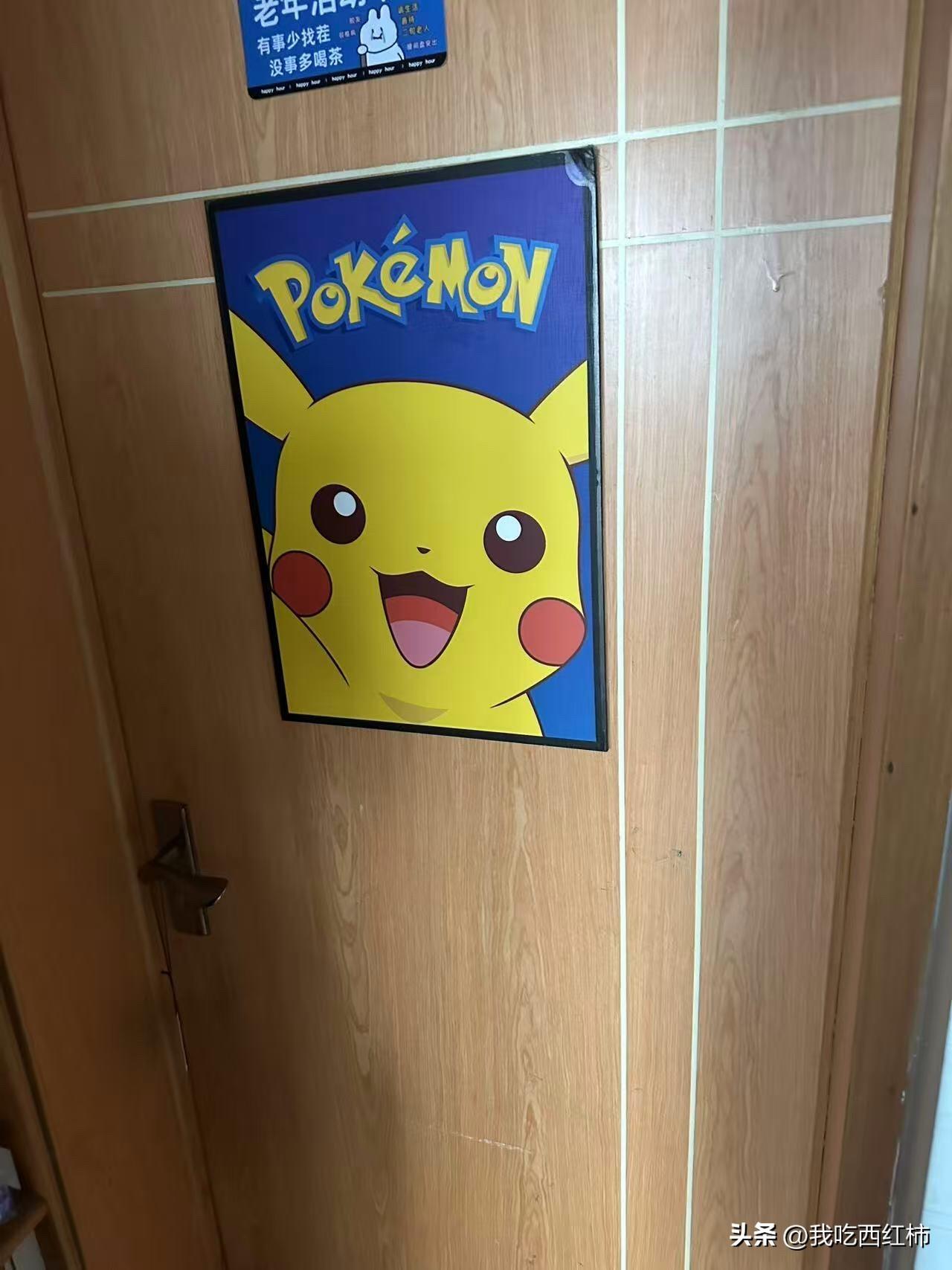 上周六晚上，我去敲儿子的门。
“吃饭了。”
“知道了。”
没开门。
	
以前不是