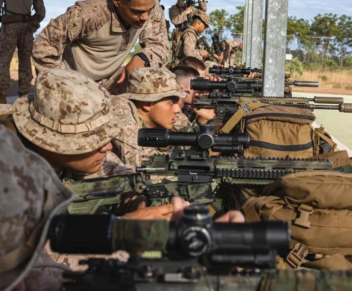 美驻卡拉奇领事馆遭抗议，美海军陆战队机枪向人群扫射，现场死伤惨重哀嚎一片！

枪