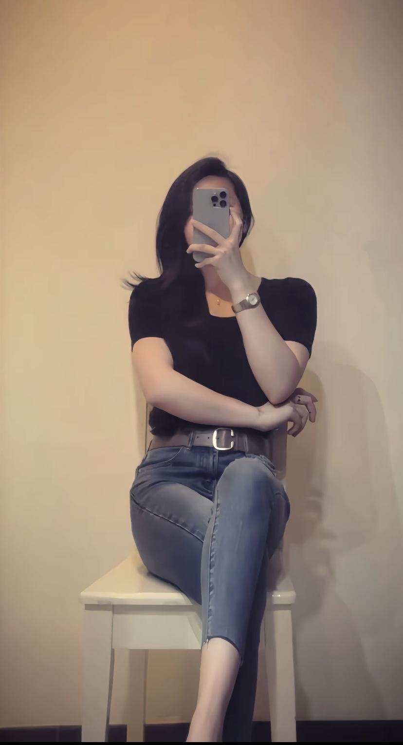 黑色上衣+牛仔裤，搭配银色手表，简约时尚！气质女人，到底是什么样的 五十岁的女人