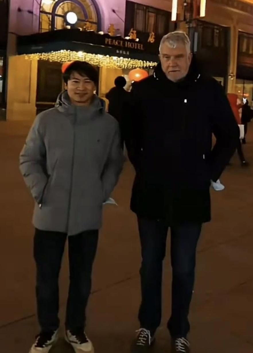 荷兰四川男孩高洋颜值高、学历高，就是身高差点。他养父那个子够一米九吧，比高洋高出