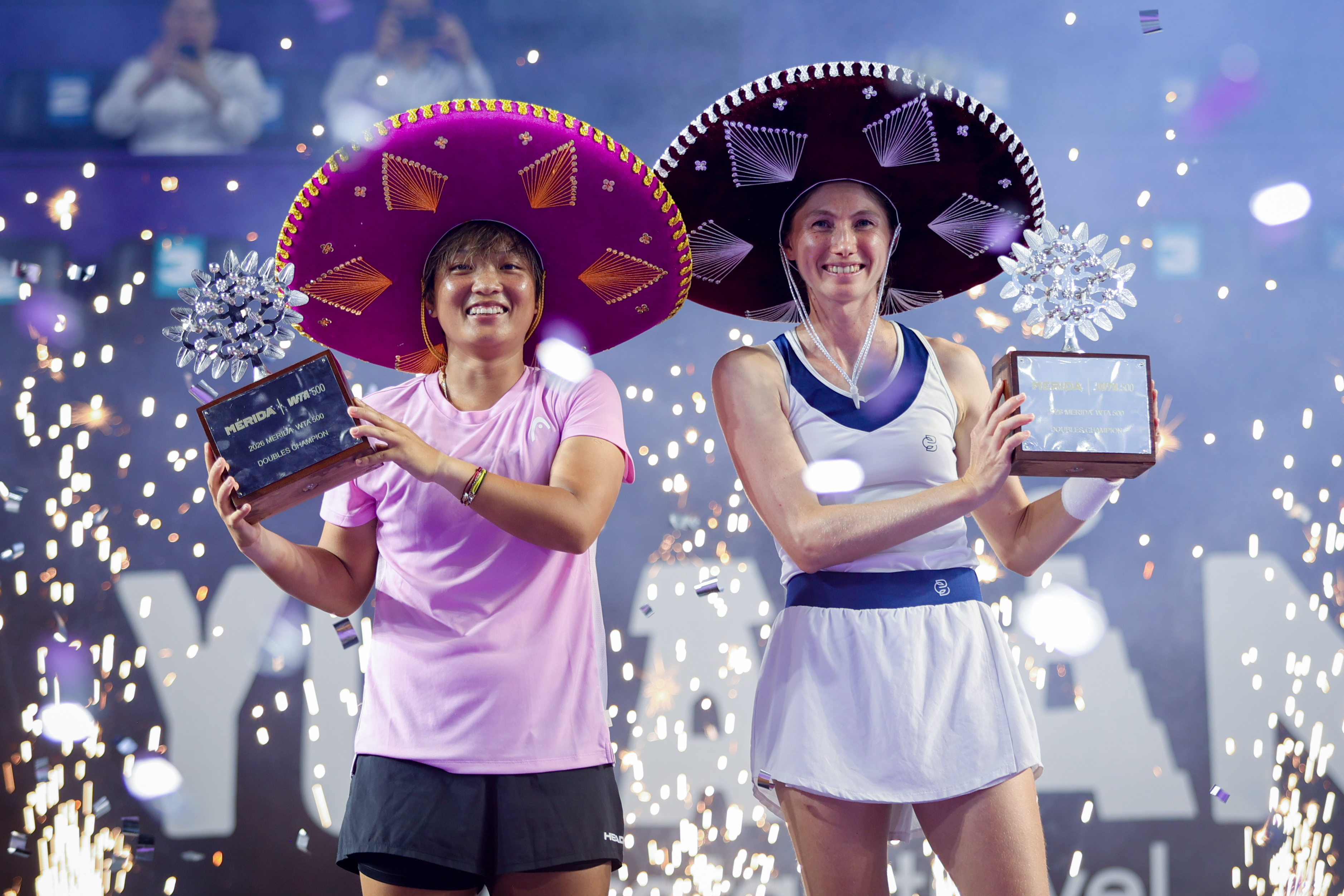 送上梅里达站双打捧杯图📸这是布克沙职业生涯的第八个巡回赛双打冠军，是蒋欣玗的双