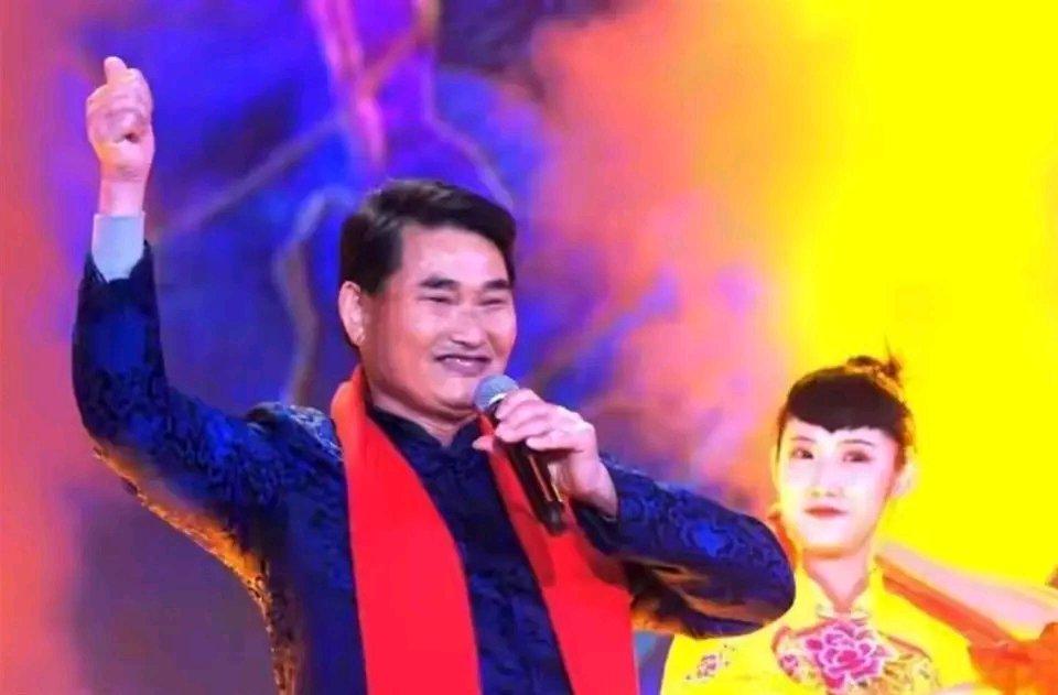 五一假期，大家在旅游，57岁的大衣哥朱之文却连赶三场商演。他一场报价10万唱三首