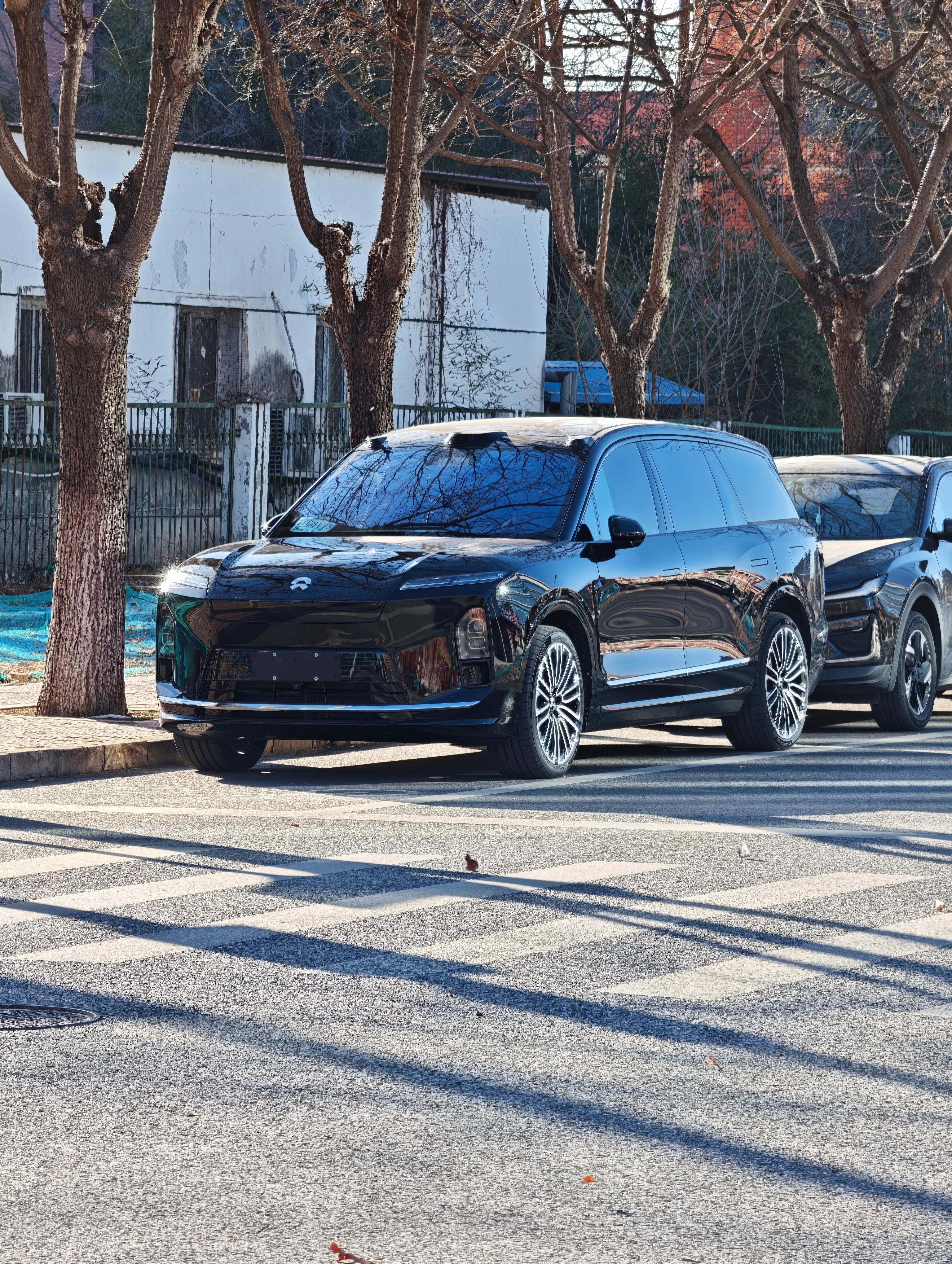 这几天在路上见到的新ES8好多，上量速度很快，现在能见度特别高大多数都是22寸轮