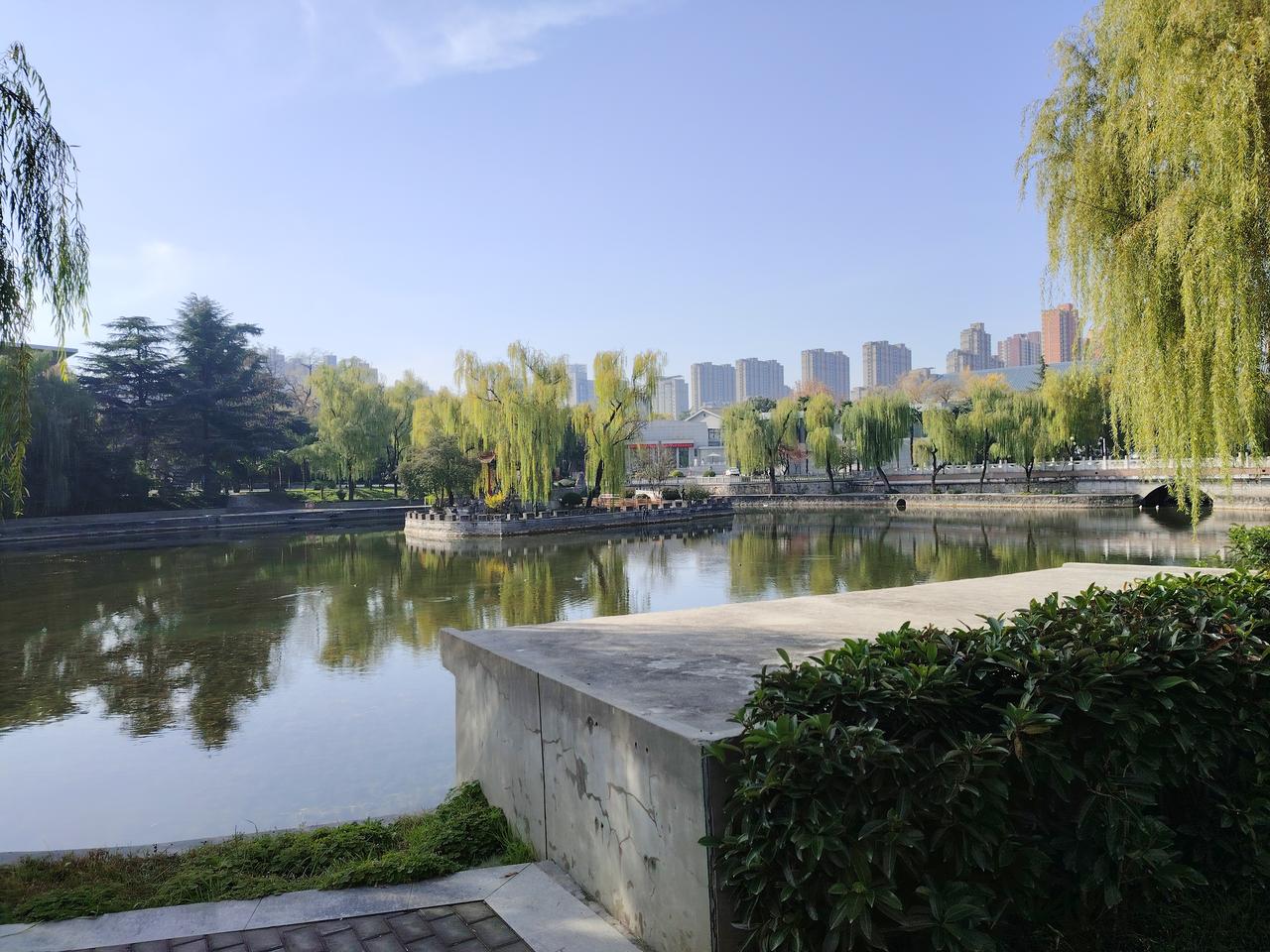 严校长到校之后，极为重视学生的养成教育，要求学生养成良好的生活和学习习惯。他所在