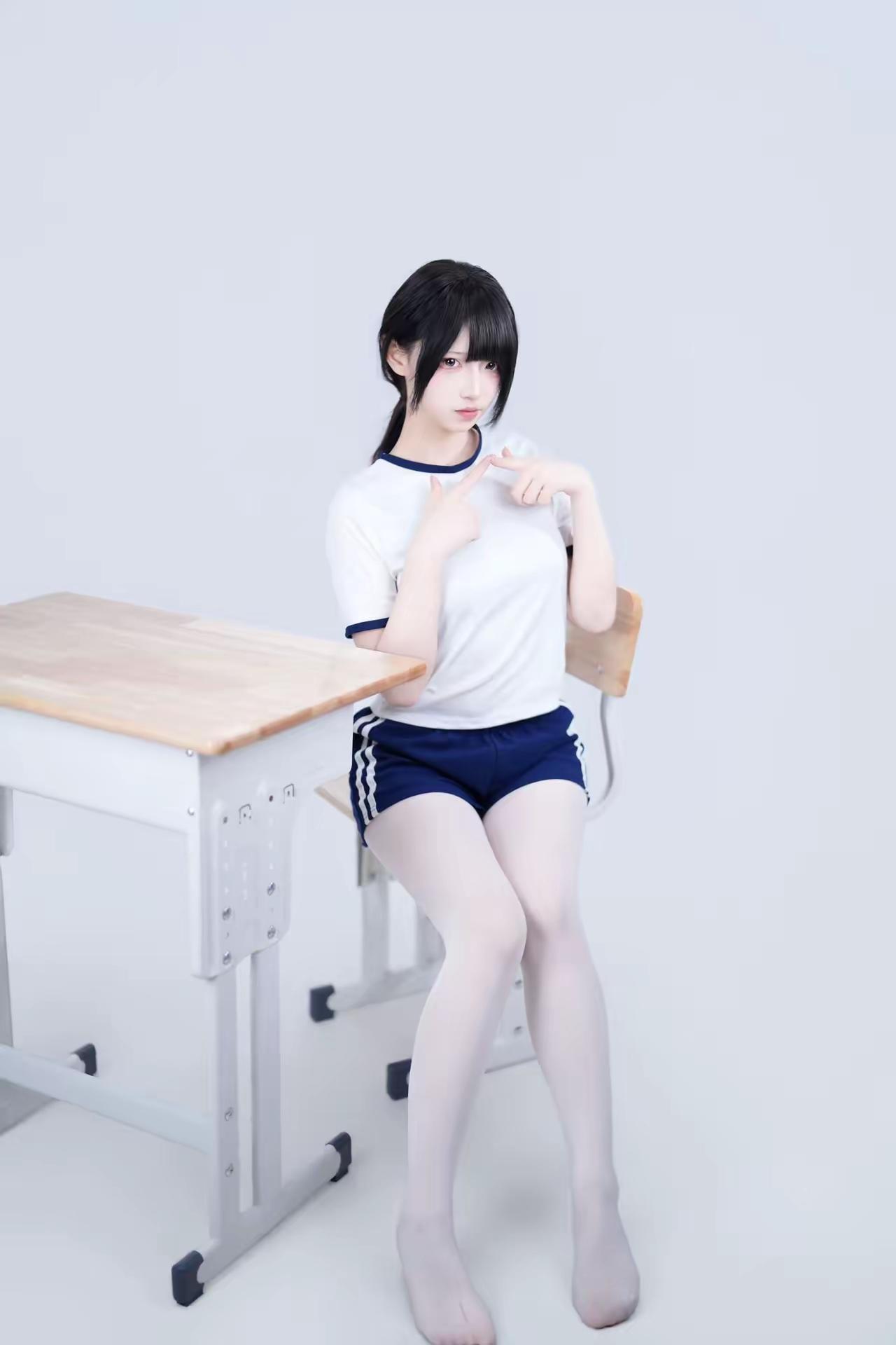 元气少女在课桌前，青春洋溢，活力满满！🌟💪📚